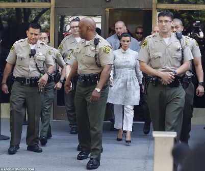 Kim Kardashian Keluar Pengadilan Dikawal 10 Sheriff....